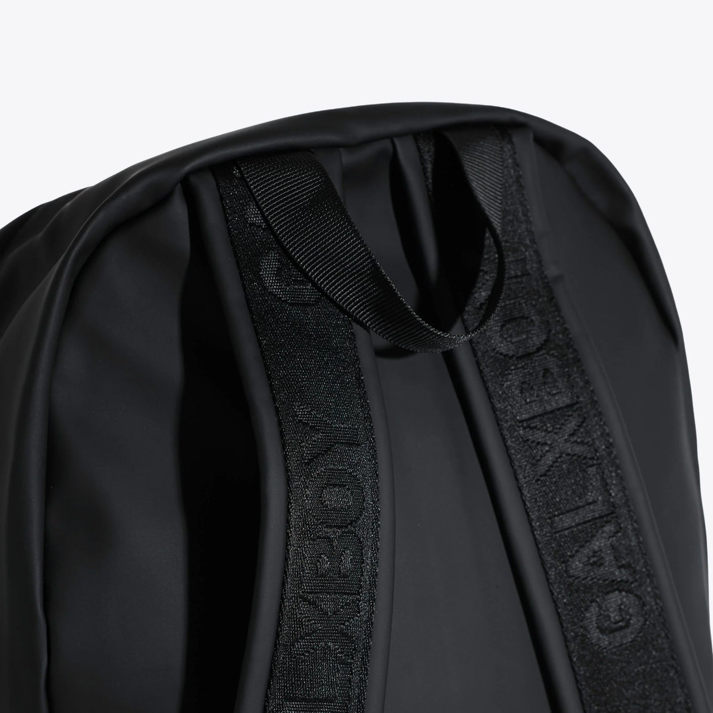 ESSENTIAL BACKPACK